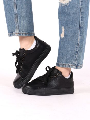 Tenisi cu efect lucios si talpa flexibila.