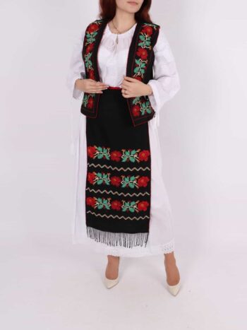 Fota dama traditionala cu ciucuri si broderie