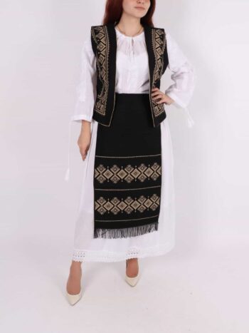 Fota traditionala cu broderie geometrica, siret reglabil si ciucuri