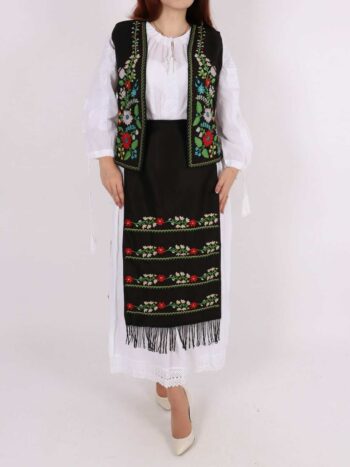 Fota dama traditionala cu ciucuri si broderie