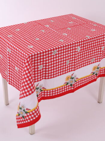 Fata de masa cu printuri colorate. 