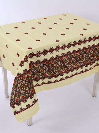 Fata de masa cu motive traditionale.