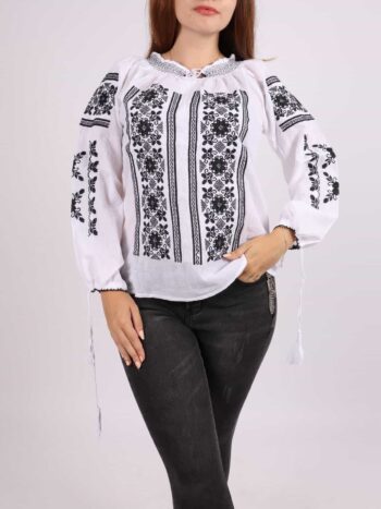 Ie traditionala dama cu broderie