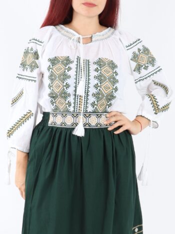 ie traditionala dama, maneca lunga brodata pe panza alba de bumbac