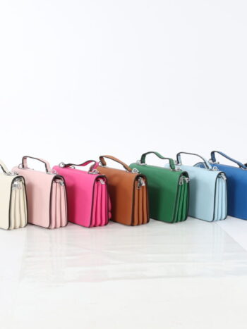 Poseta de dama cu trei compartimente si maner reglabil.