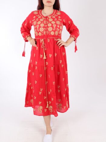 Rochie traditionala lunga cu broderie, siret si maneca lunga.