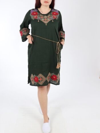 Rochie traditionala cu broderie si maneca trei-sferturi.