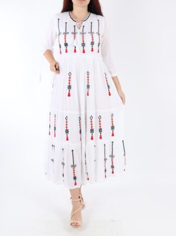 Rochie traditionala cu broderie si maneca trei-sferturi.