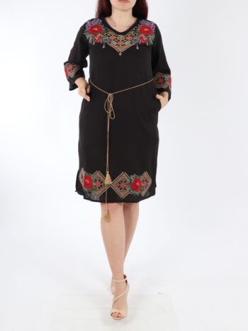 Rochie traditionala cu broderie si maneca trei-sferturi.