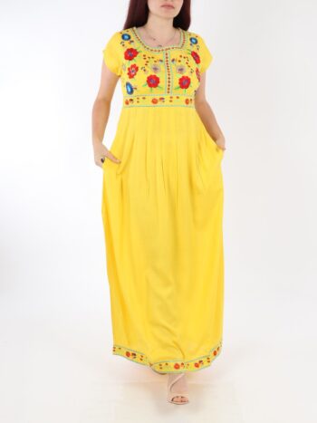 Rochie traditionala cu broderie, buzunare si maneca scurta.