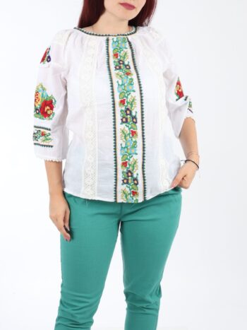 Ie traditionala dama cu maneca trei sferturi, brodata pe panza alba de bumbac.