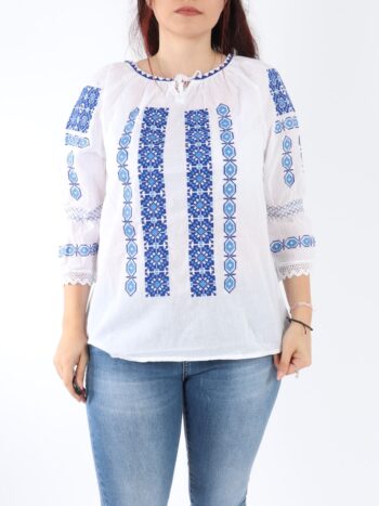 Ie traditionala dama cu maneca trei sferturi, brodata pe panza alba de bumbac.