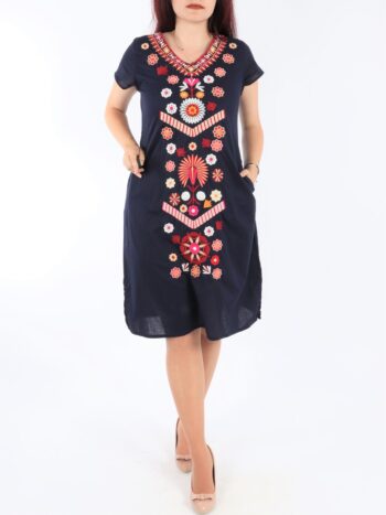 Rochie traditionala cu broderie si maneca scurta.