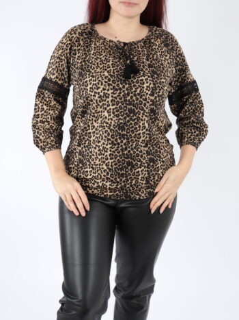 Bluza lejera cu print si maneca trei sferturi.