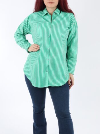 Camasa dama lejera cu dungi si inchidere prin nasturi.