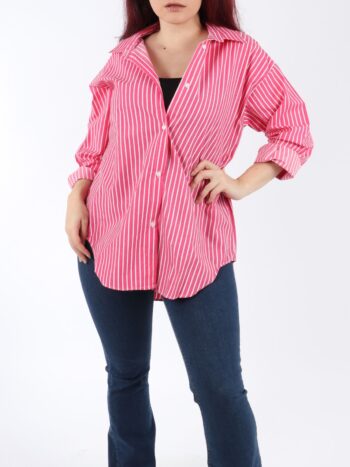 Camasa dama lejera cu dungi si inchidere prin nasturi.
