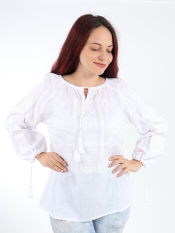 Ie traditionala dama cu maneca lunga, brodata pe panza alba de bumbac.