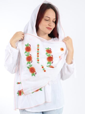 Marama alba brodata pe panza de bumbac.