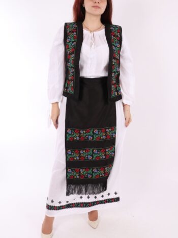 Costum traditional dama cu vesta si fota traditionala.