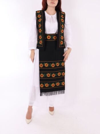 Costum traditional dama cu vesta, brau si fota traditionala.