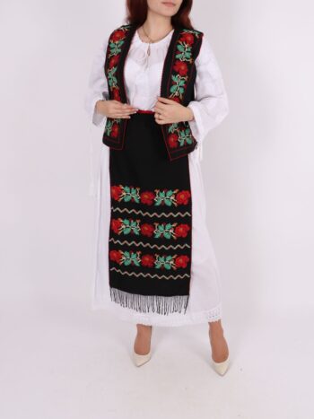 Costum traditional dama cu vesta si fota traditionala.