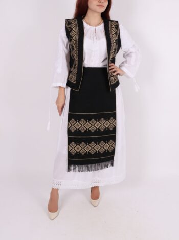 Costum traditional dama cu vesta si fota traditionala.