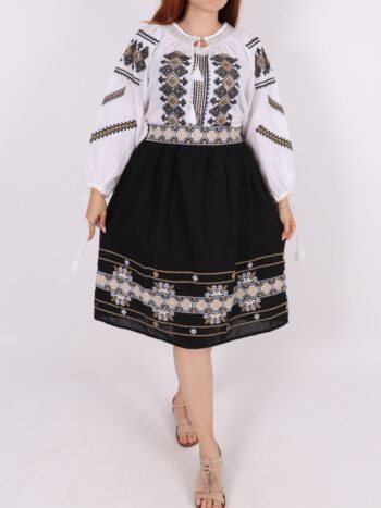 Setul contine ie si fusta traditionala cu broderie.