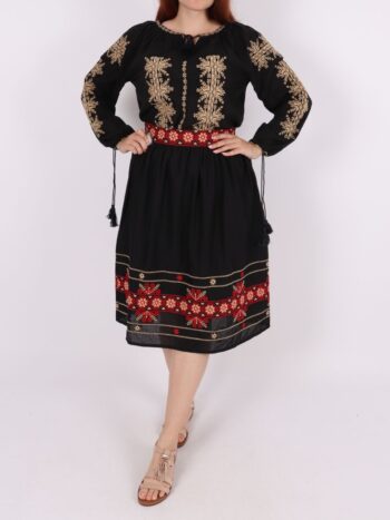 Setul contine ie si fusta traditionala cu broderie.