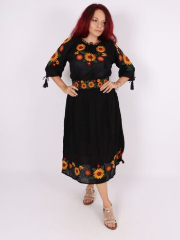 Costum traditional dama cu ie si fusta traditionala.