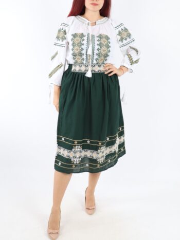 Setul contine ie si fusta traditionala cu broderie.