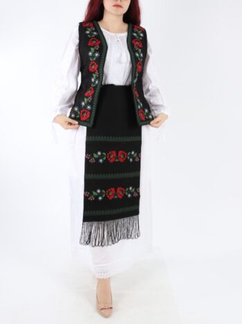 Costum traditional dama cu vesta si fota traditionala.