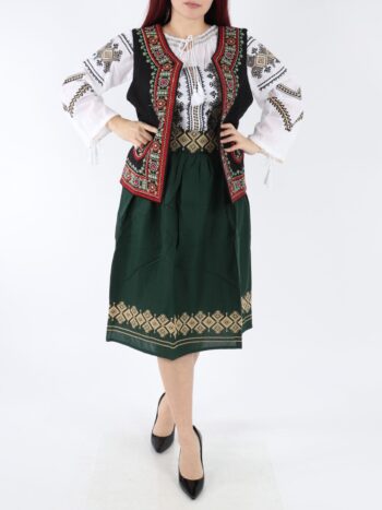 Costum traditional dama cu ie, vesta si fusta traditionala.