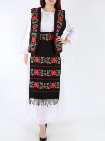 Costum traditional dama cu vesta, fusta, ie, brau si fota traditionala.