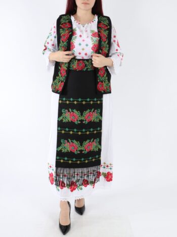 Costum traditional dama cu vesta, fusta, ie, brau si fota traditionala.