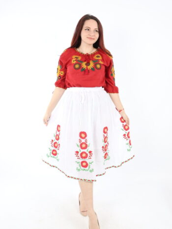 Costum traditional dama cu ie si fusta traditionala.