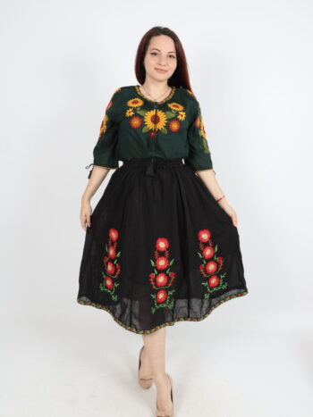 Costum traditional dama cu ie si fusta traditionala.