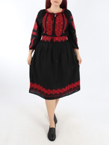 Costum traditional dama cu ie si fusta traditionala.