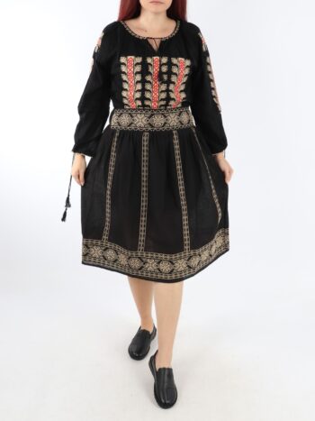 Costum traditional dama cu ie si fusta traditionala.