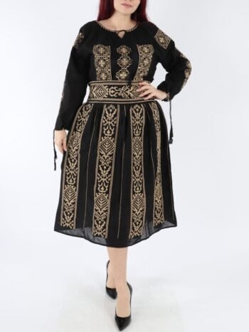 Costum traditional dama cu ie si fusta traditionala.