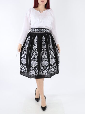 Setul contine ie si fusta traditionala cu broderie.