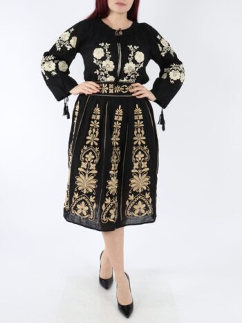 Setul contine ie si fusta traditionala cu broderie.