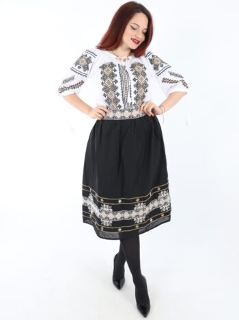 Costum traditional de dama cu broderie colorata