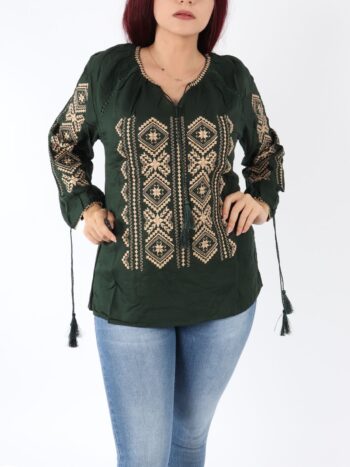 Ie traditionala dama cu maneca lunga, brodata pe panza verde de bumbac.
