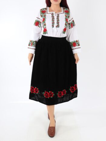 Costum traditional dama cu ie si fusta traditionala.