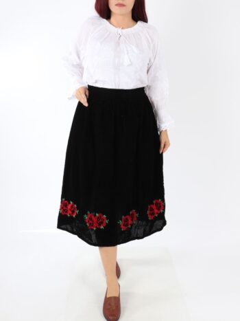 Costum traditional dama cu ie si fusta traditionala.