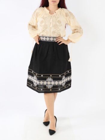 Costum traditional dama cu ie si fusta traditionala.