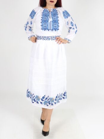 Setul contine ie si fusta traditionala cu broderie.