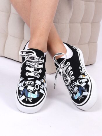 Tenisi de dama cu print multicolor.