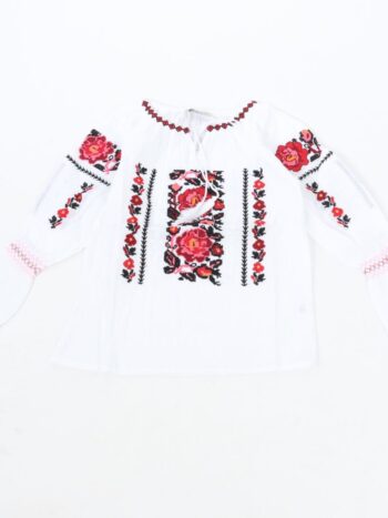 Ie traditionala fete cu ciucuri si broderie colorata.