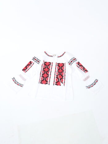 Ie traditionala fete cu ciucuri si broderie colorata.